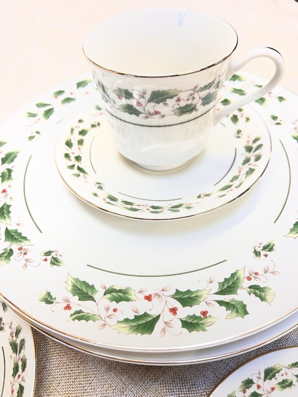 Royal Limited  Holly Holiday 12 Piece Dinnerware Set Japan J-9821  Vtg Caldor